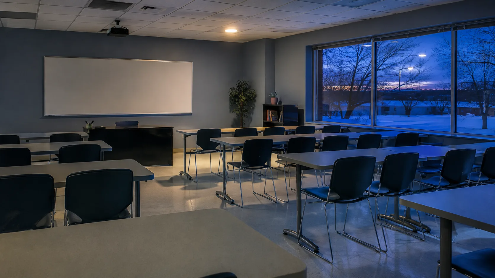 Une salle de classe pour adultes, vide, à la tombée du jour