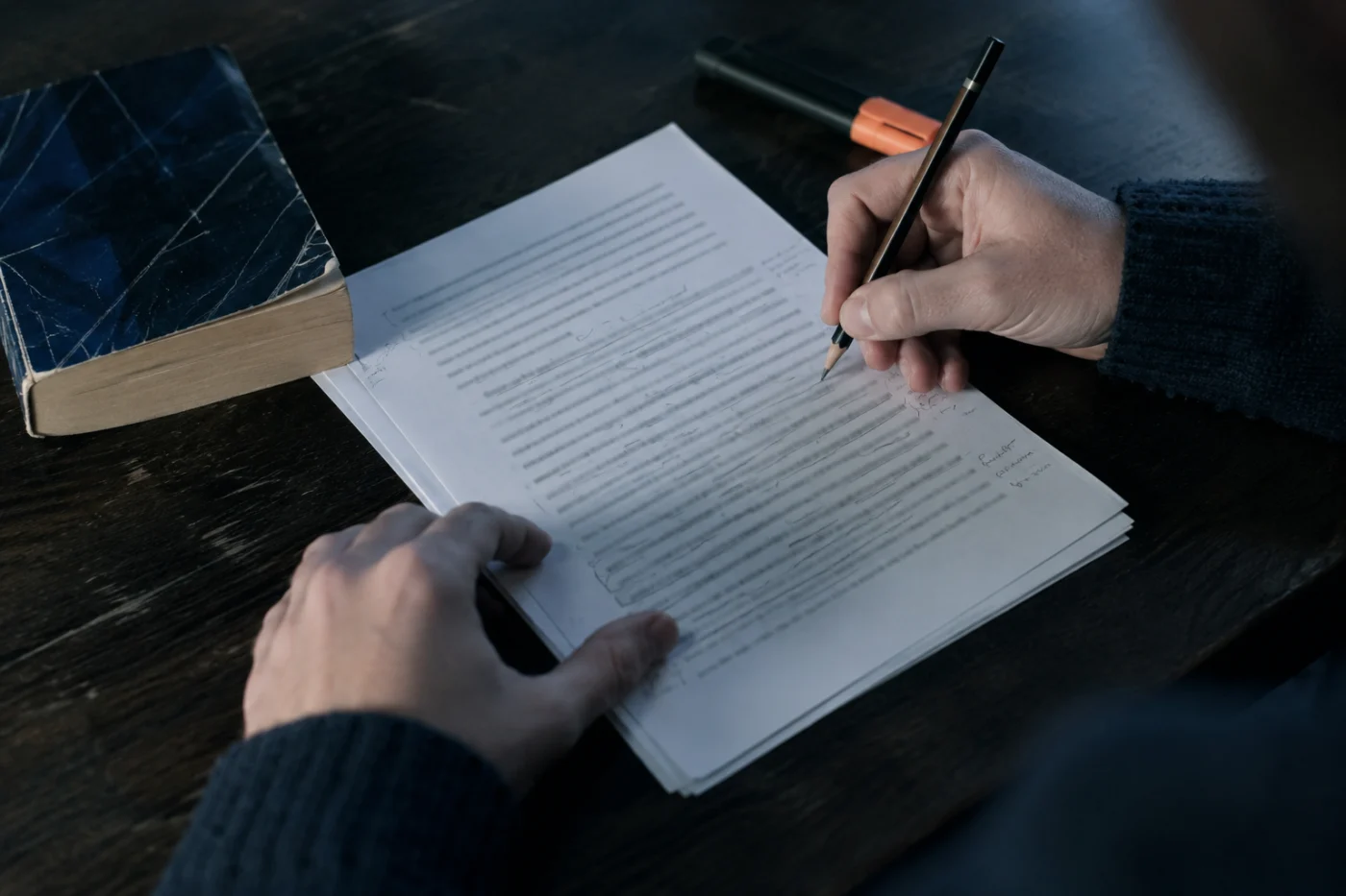 Un &eacute;l&egrave;ve annote un texte au crayon