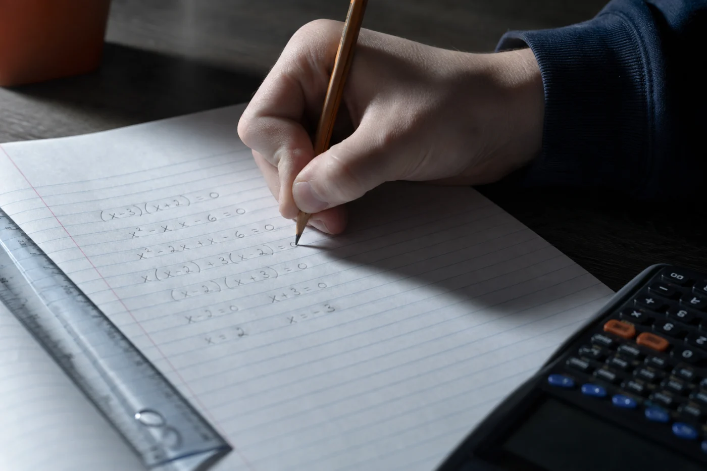 Des &eacute;quations manuscrites dans un cahier