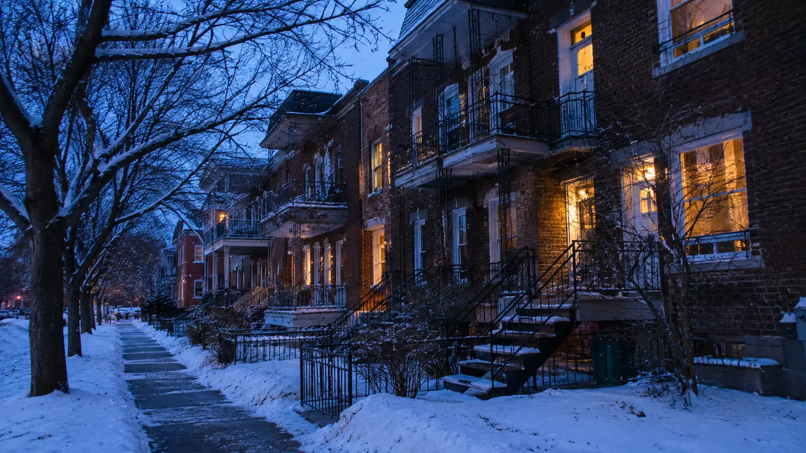Une rue résidentielle de Montréal en hiver, avec ses escaliers extérieurs